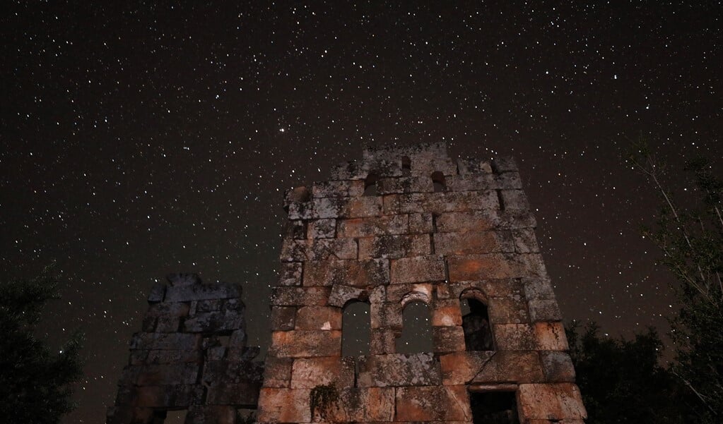 Een sterrenhemel nabij Al-Bara, in Syrië.    (beeld Omar Haj Kadour / afp)