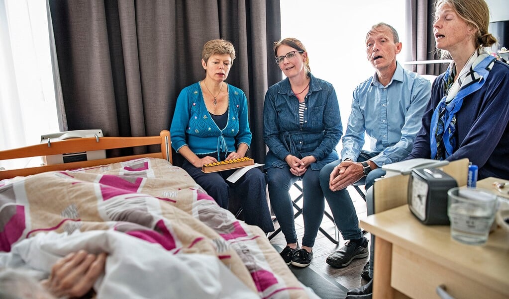 De Bedside Singers aan het werk in een hospice in Amsterdam.  (beeld Guus Dubbelman)