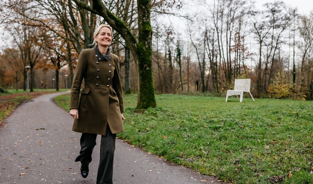 Martine de Vaan loopt zeven kilometer per dag zonder dat het haar tijd kost. 'Combineer het wandelen met de dingen die je toch al wilde doen.'  (beeld Leonard Walpot)