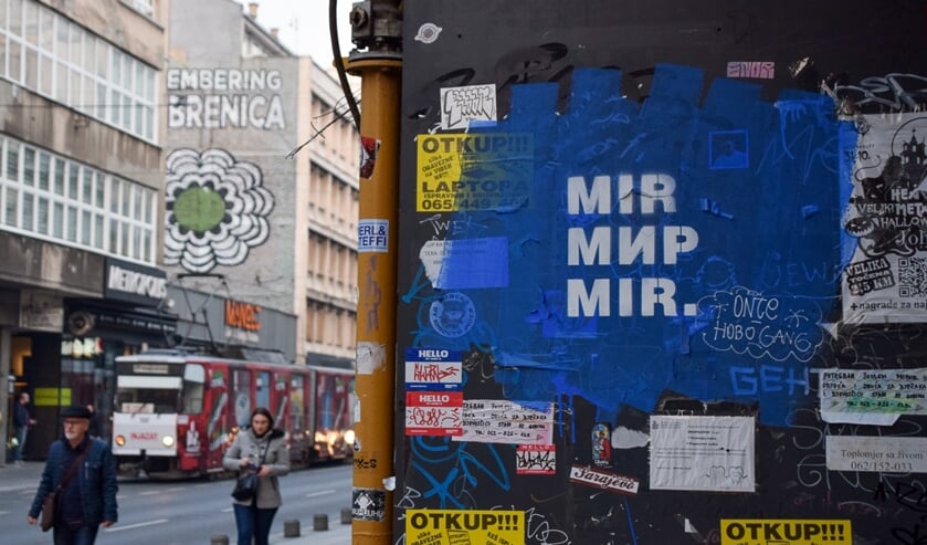 In Sarajevo is op verschillende plekken graffiti verschenen. Mir betekent vrede. Op de achtergrond een muurschildering ter herdenking van Srebrenica.