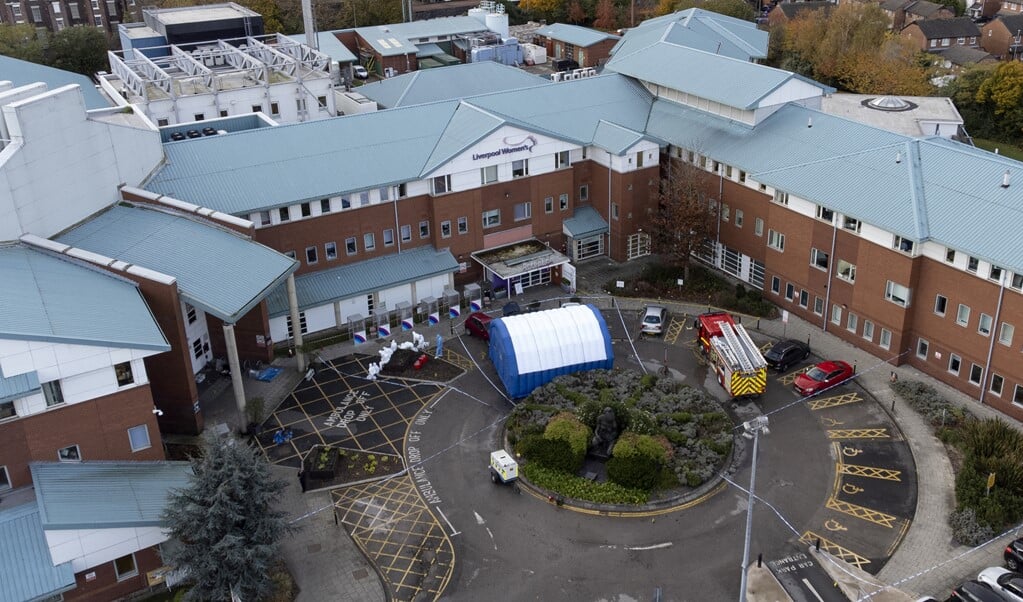 Twee dagen na de terreuraanslag wordt er onderzoek gedaan naar de verdachte bij het Liverpool Women's Hospital.   (oli Scarff / afp)