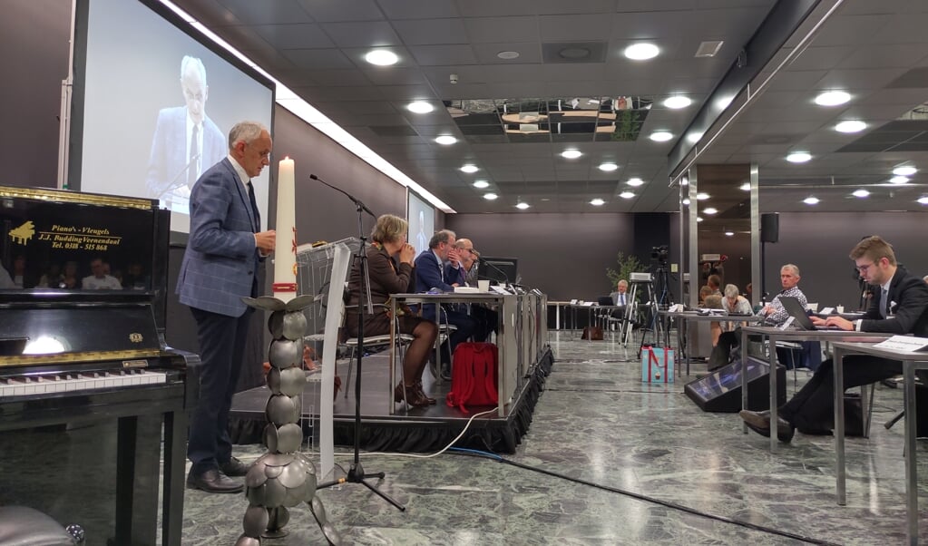 Medisch-ethicus Theo Boer spreekt de generale synode van de Protestantse Kerk toe over een protestantse kijk op euthanasie. ‘Veel mensen vragen niet om de dood, maar om een einde aan dít leven.’ (beeld nd)