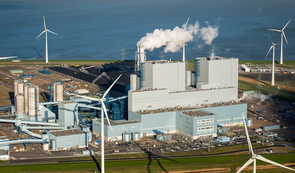 Een luchtfoto van de RWE-kolencentrale in de Eemshaven bij Delfzijl.  (beeld anp / Bram van de Biezen)