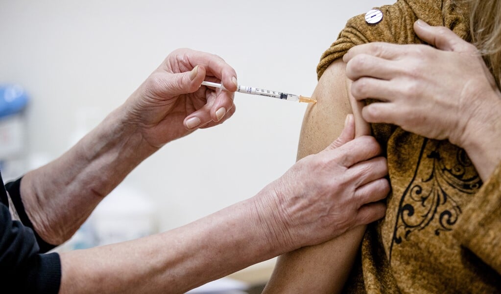 Veelvoorkomende redenen om niet te laten vaccineren zijn vragen over de werking van het vaccin en de bijwerkingen op lange termijn. (beeld anp / sem van der wal)