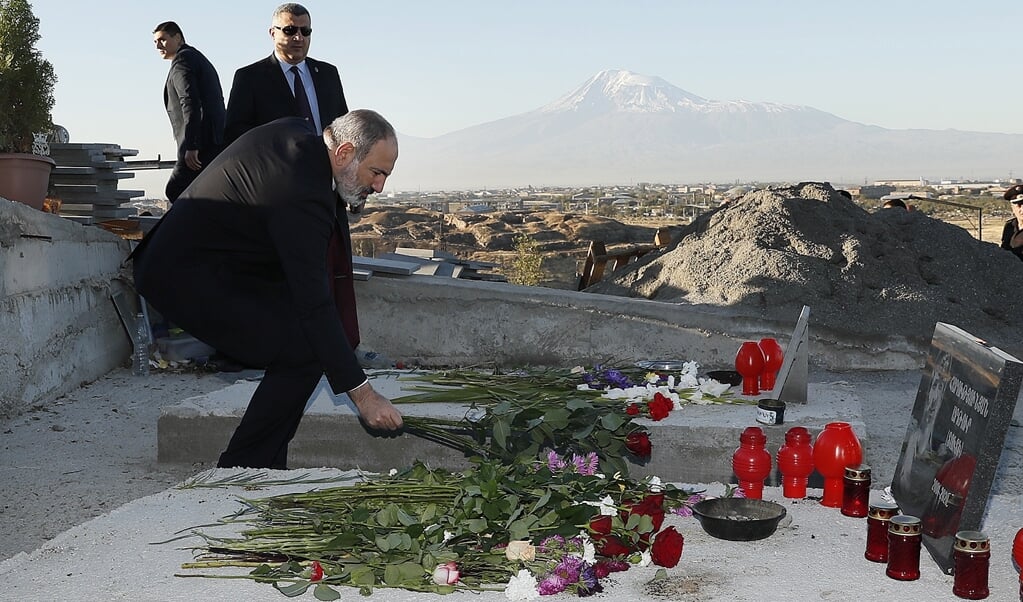 De Armeense premier Nikol Pashinyan brengt eind september een eerbetoon aan tijdens de strijd vorig jaar omgekomen soldaten op de militaire begraafplaats Yerablur in een buitenwijk van de hoofdstad Jerevan. (beeld epa / Armenian Government Press Office)