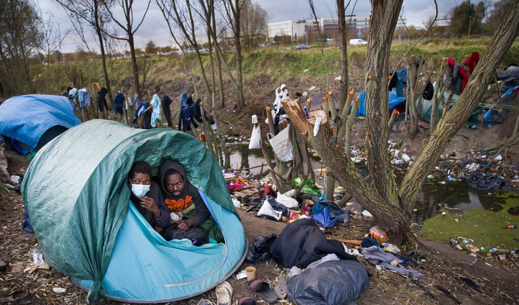 Vluchtelingen uit Sudan wachten in tentjes bij Calais om de oversteek te maken naar het Verenigd Koninkrijk.  (beeld Arie Kievit)