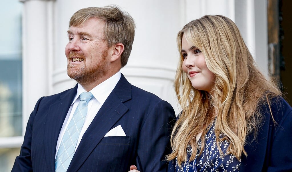 Koning-Willen-Alexander en prinses Amalia vertrekken na afloop van de buitengewone vergadering van de Raad van State. (beeld anp / Robin van Lonkhuijsen)