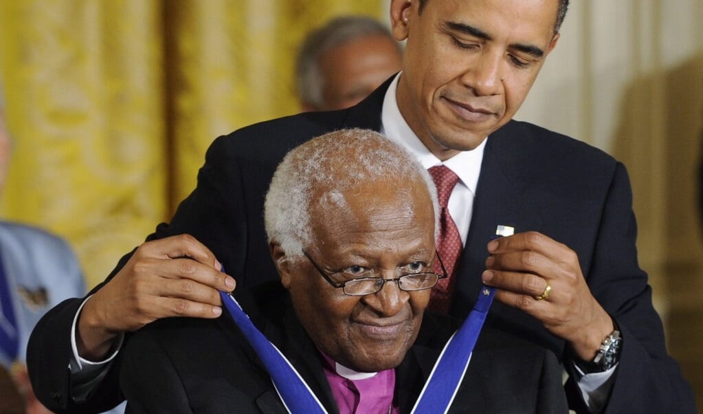 Oud-president van de VS Barack Obama eert Desmond Tutu met de 'medal of freedom', in 2014.  (beeld epa)