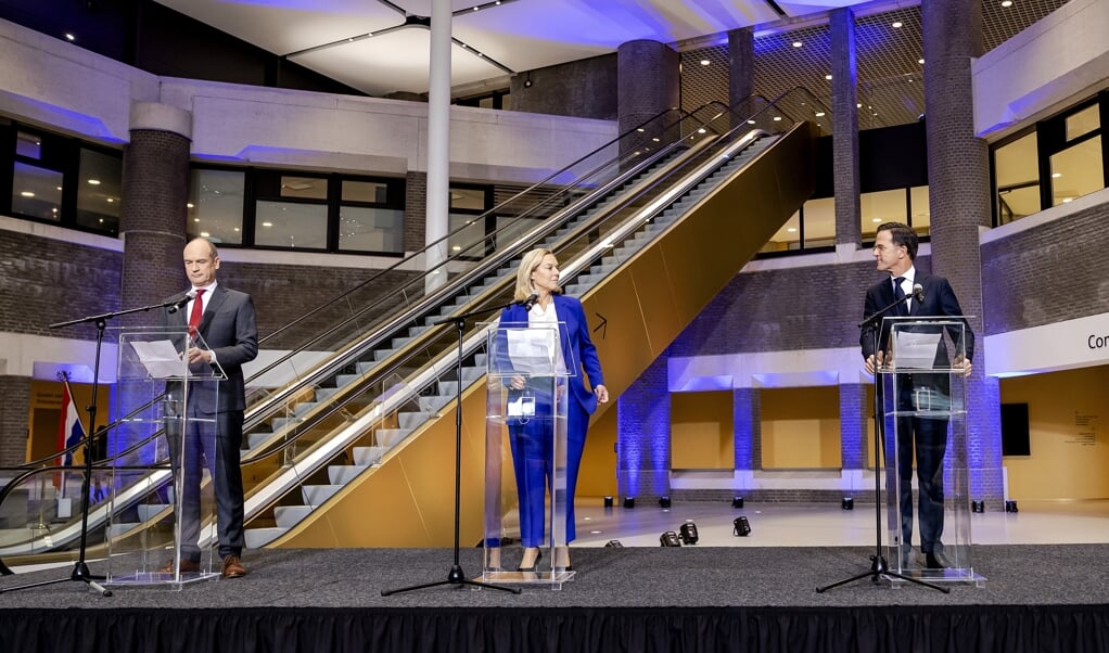 Partijleiders Gert-Jan Segers (CU), Sigrid Kaag (D66), Mark Rutte (VVD) en Wopke Hoekstra (CDA) presenteren hun coalitieakkoord. (beeld anp / Sem van der Wal)