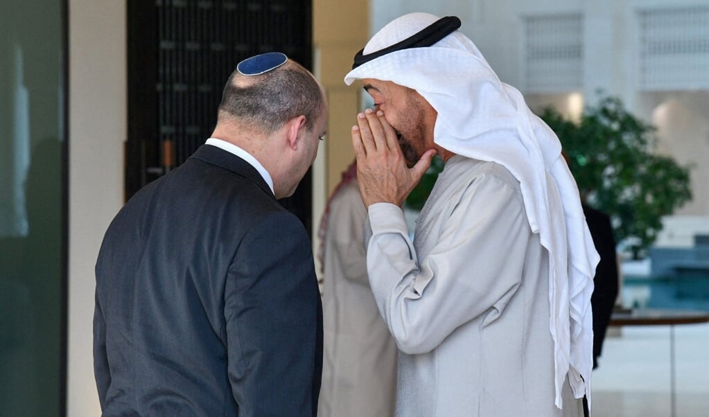 Een onderonsje tussen de Israëlische premier Naftali Bennett en kroonprins Sheikh Mohammed bin Zayed al-Nahyan tijdens Bennets bezoek aan Abu Dhabi. (beeld afp / Haim Zach)