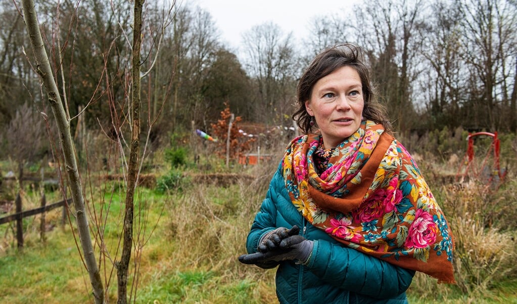 Katja Staring: 'Niet spitten is beter voor het bodemleven en voor je planten.'  (beeld Jeroen van Eijndhoven / beeld werkt)