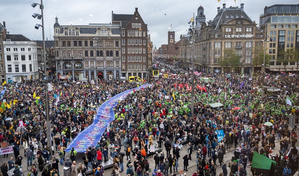 Tijdens de Klimaatmars in Amsterdam afgelopen november waren veel jongeren op de been om aandacht te vragen voor het klimaat. (beeld anp / Evert Elzinga)