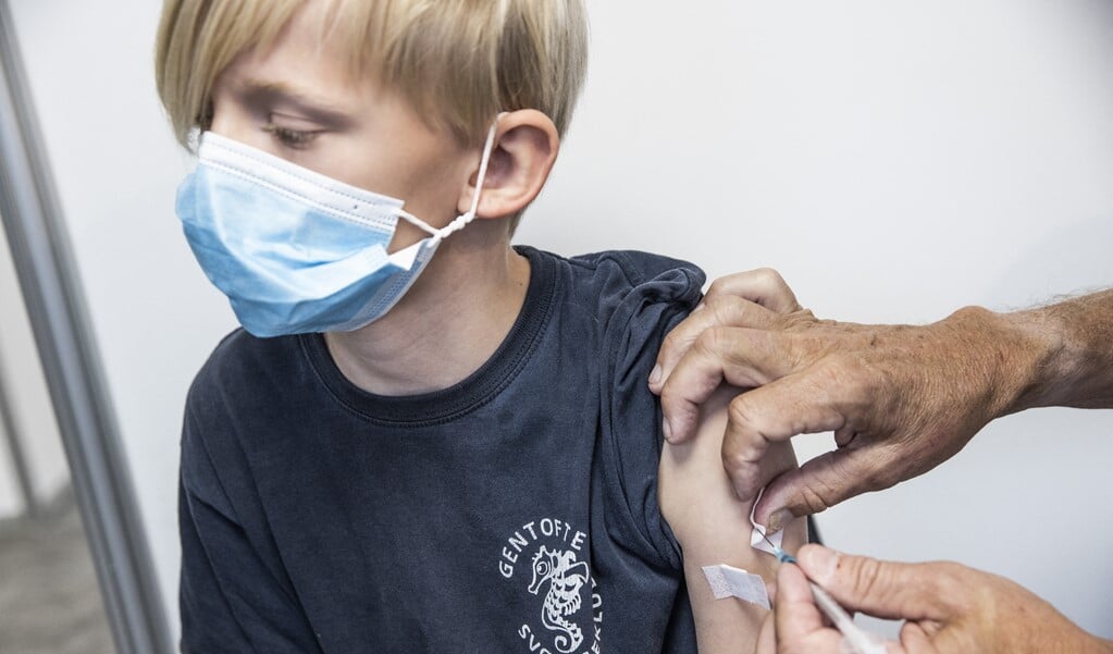 Leopold Nytoft Bergman (10 jaar) uit Denemarken laat zich vaccineren. Kinderen van vijf tot en met elf jaar kunnen zich er laten vaccineren tegen corona.  (beeld Olafur Steinar Gestsson / Ritzau Scanpix / AFP)