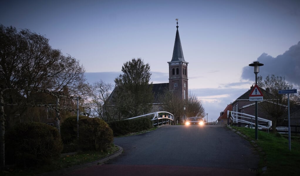 Gezicht op de hervormde kerk in Schettens: de enige kerk in Nederland die voor de eredienst in gebruik is én waar je kunt slapen.  (beeld Sjaak Verboom)