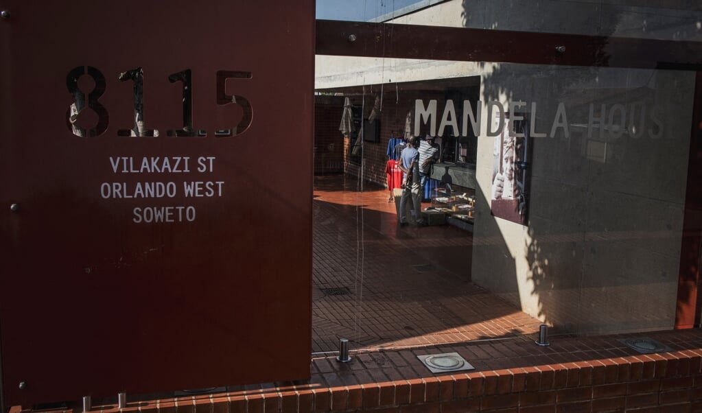 Gidsen zonder bezoekers bij het Mandela House in Soweto.  (beeld afp / Marco Longari)