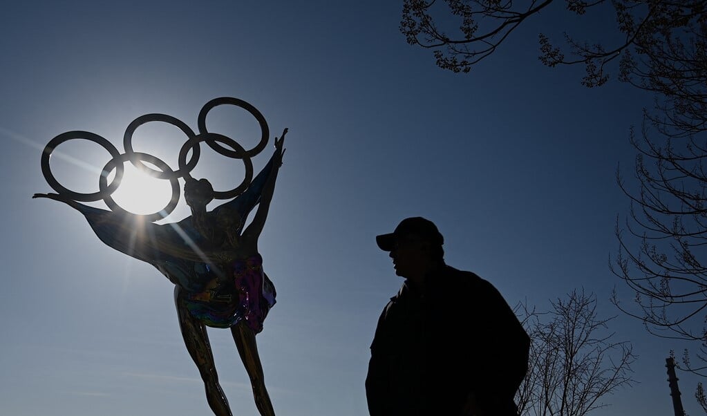 Het standbeeld 'Dating With the Winter Olympics' in Bejing. Meer landen keren de Spelen de rug toe.  (beeld afp / Noel Celis)