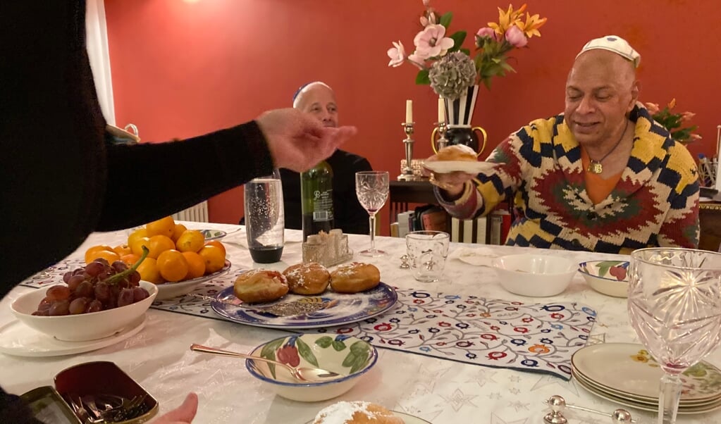 Het feest Chanoeka duurt acht dagen. Door de vele coronabesmettingen zijn de etentjes van de familie De Leeuw met hun familie en vrienden over de week uitgespreid.  (beeld nd)