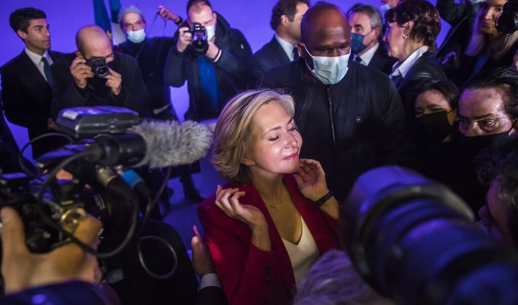 Valérie Pécresse wordt omstuwd door fotografen nadat zij de presidentskandidaat van Les Républicains is geworden.  (beeld EPA / Christophe Petit Tesson)