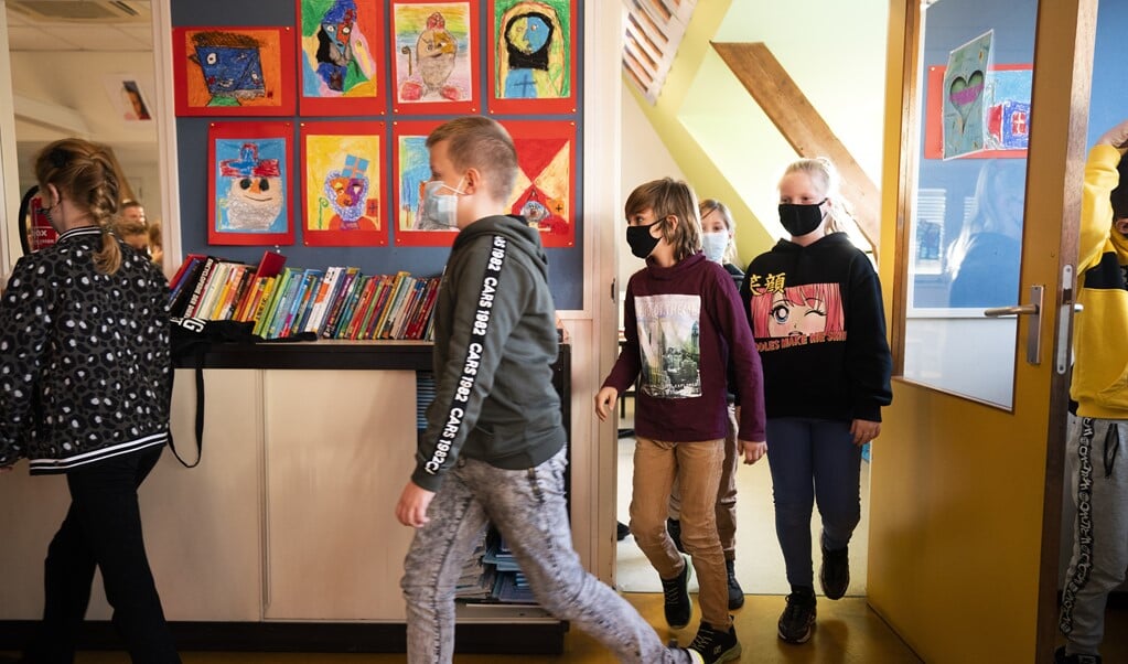 Leerlingen vanaf groep 6 wordt dringend geadviseerd mondkapjes te dragen als ze zich door school bewegen.   (beeld anp / Jeroen Jumelet)