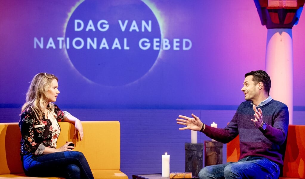 EO-presentatrice Marleen Stelling en evangelist Jurjen ten Brinke tijdens een livestream op de Dag van het Nationaal Gebed in maart 2020.  (beeld anp / sem van der wal)
