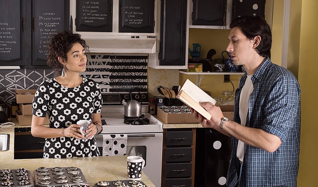 Fragment uit de film Paterson (2016): buschauffeur en dichter Paterson (Adam Driver) en zijn ambitieuze vriendin (Golshifteh Farahani). 'Paterson leidt een onopvallend leven dat velen als ‘saai’ zouden beschouwen.' (beeld uit besproken film)