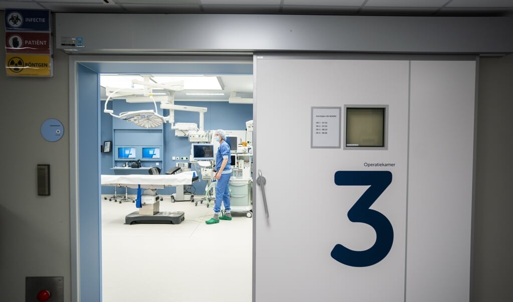 Een lege operatiekamer in het Amphia Ziekenhuis in Breda, waar de planbare zorg is afgeschaald als gevolg van de grote toestroom van coronapatiënten.  (beeld anp / Jeroen Jumelet)