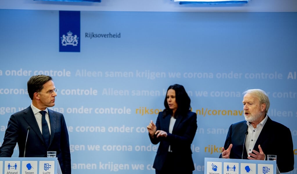 Premier Mark Rutte en RIVM-baas Jaap van Dissel tijdens de persconferentie. Nederland gaat voor in elk geval vier weken in een strenge lockdown.  (beeld anp / Robin Utrecht)