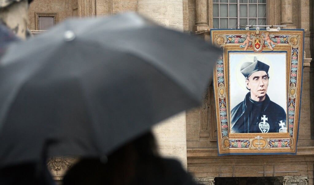 Afbeelding van uit Limburg afkomstige pater Karel Houben aan de Sint-Pietersbasiliek in Rome tijdens diens heiligverklaring door paus Benedictus XVI in 2007.  (beeld afp / Vincenzo Pinto)