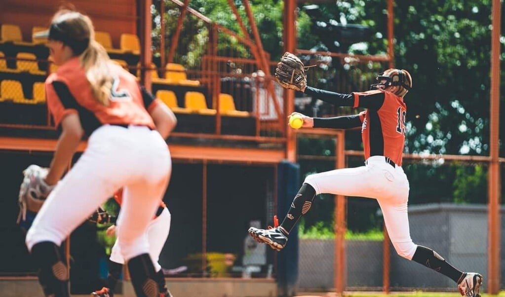 Lauren Heijnsdijk in actie op de pitch: 'De strijd met de slagvrouw is geweldig.' (beeld Peter Heijnsdijk )