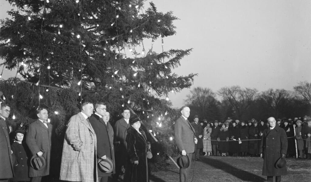 Coolidge (2e van rechts) heeft zojuist de National Christmas Tree aangezet.  (beeld library of congress)