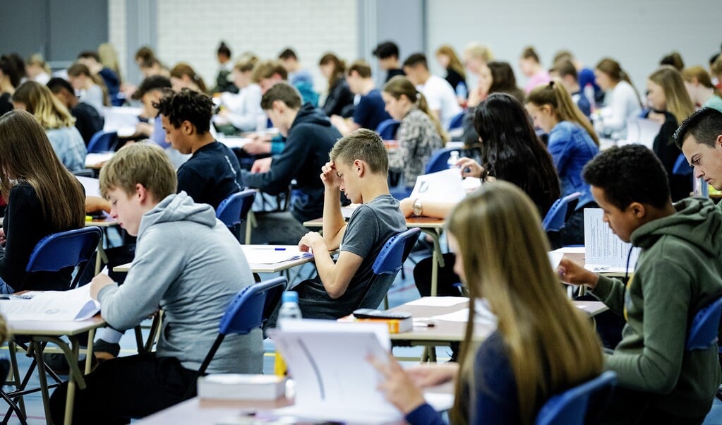 Leerlingen tijdens het eindexamen vorig jaar, toen de 'duimregeling' van kracht was. (beeld anp / Robin van Lonkhuijsen)