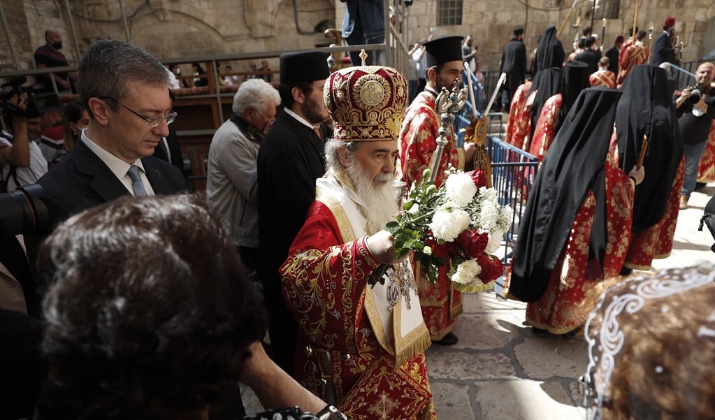 Grieks-orthodoxe christenen samen met patriarch Theophilos III van Jeruzalem. (beeld Epa / Atef Safadi)