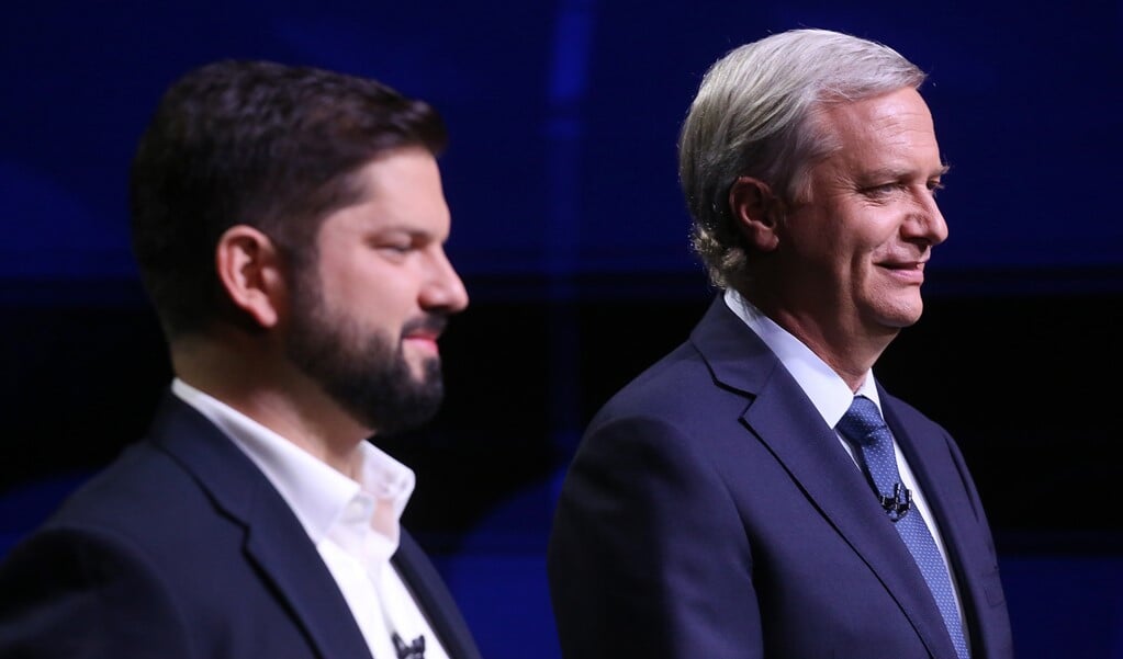 Gabriel Boric (links) en José Antonio Kast, de twee overgebleven Chileense presidentskandidaten, staan in hun opvattingen lijnrecht tegenover elkaar. (epa / Elvis Gonzalez)