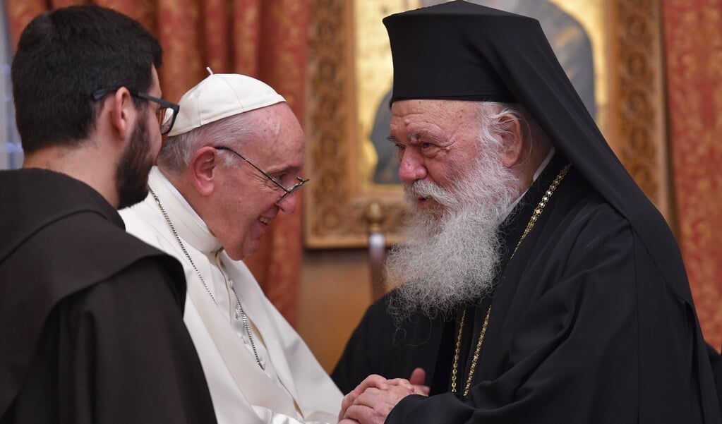 Paus Franciscus begroet de Grieks-orthodoxe aartsbisschop van Athene, Hieronymus II. (beeld Epa / Andreas Solaro)