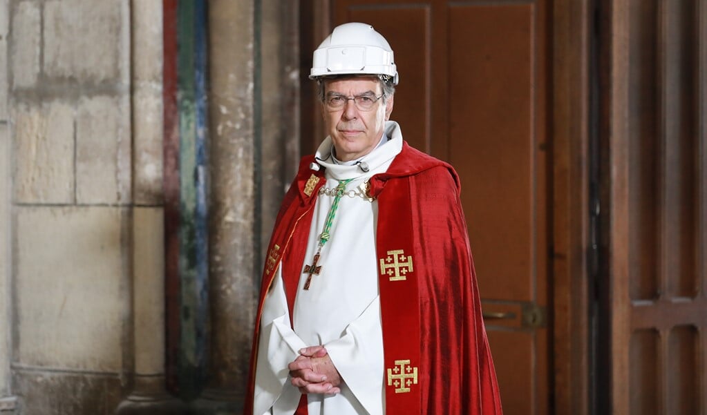 De voormalige aartsbisschop van Parijs, Michel Aupetit, in de uitgebrande Notre-Dame van Parijs. (beeld Epa / Ludovic Marin)