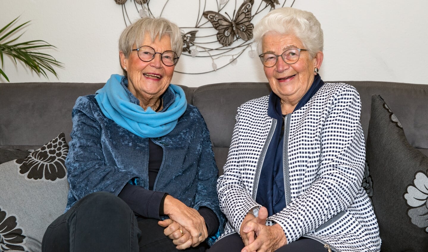 Renie Blom-Boeijenga (l.) en Dicky Dirksen-Boeijenga: 'We zijn op dezelfde datum getrouwd, met elf jaar ertussen.'