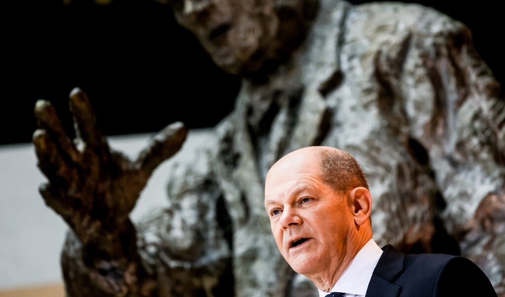 Olaf Scholz wordt woensdag door het Duitse parlement tot kanselier gekozen. Maandag sprak hij voor zijn eigen partij (SPD) bij de presentatie van de nieuwe ministers van de Duitse regeringsploeg. (beeld Epa/Filip Singer)
