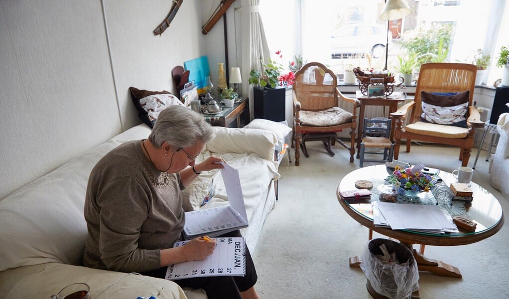 Mevrouw L Vanhouten: ‘Hoelang kan ik dit nog doen? Het is best een zware kar om te trekken.’   (beeld Jaco Klamer)