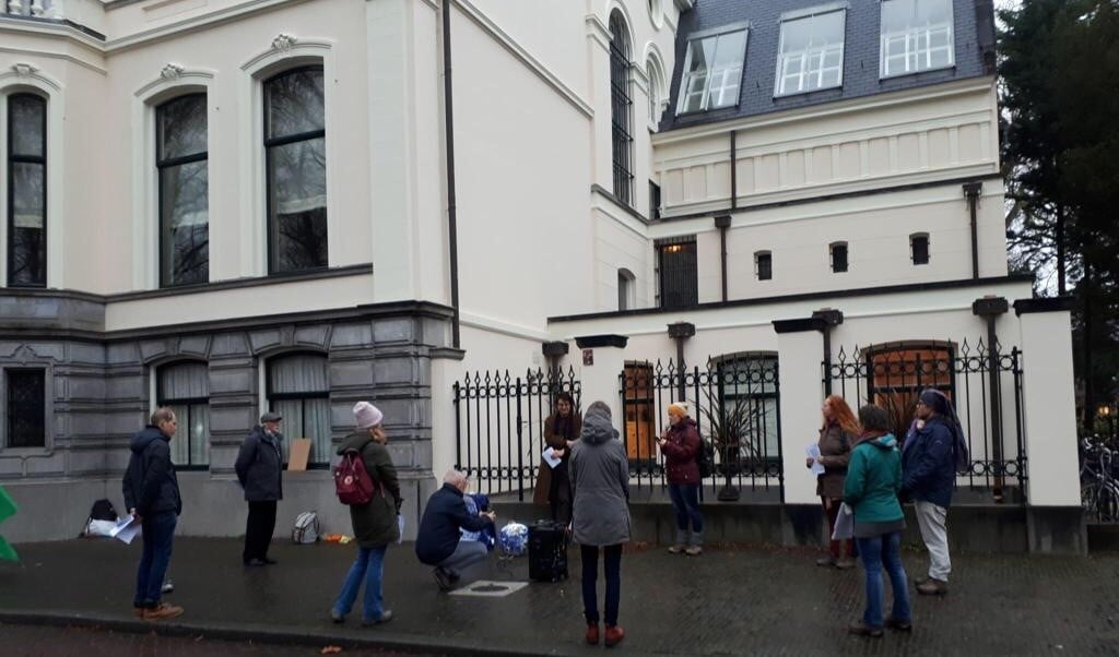 Voor het aartsbisschoppelijk paleis in Utrecht werd dinsdag een ingetogen protest gehouden tegen klimaatverandering.  (beeld Kirsten Alblas)