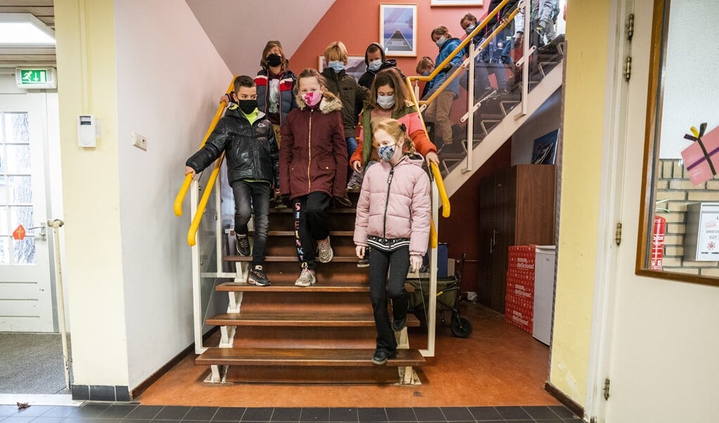 Er zijn ouders die fel in discussie gaan met schoolleiders over de eisen en dringende adviezen vanuit de overheid rondom corona, bijvoorbeeld over het verplichte dragen van een mondkapje. (beeld anp / Jeroen Jumelet)