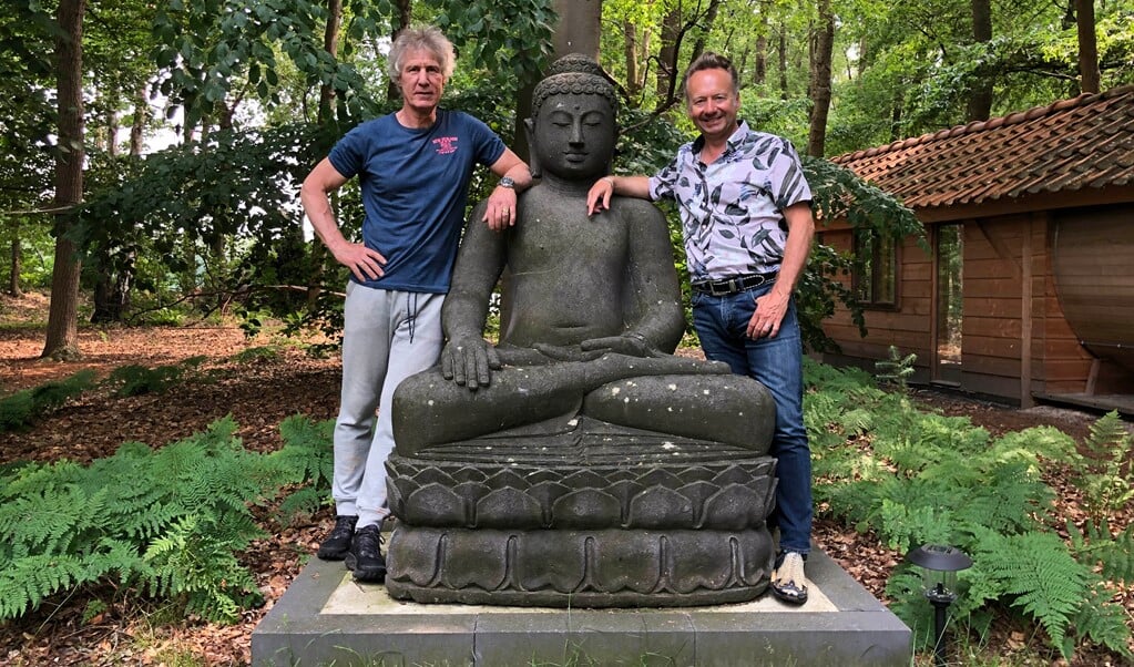 Joris Linssen (rechts) op bezoek bij voetbaltrainer Gertjan Verbeek, die een groot boeddhabeeld in zijn tuin heeft.  (beeld KRO-NCRV)