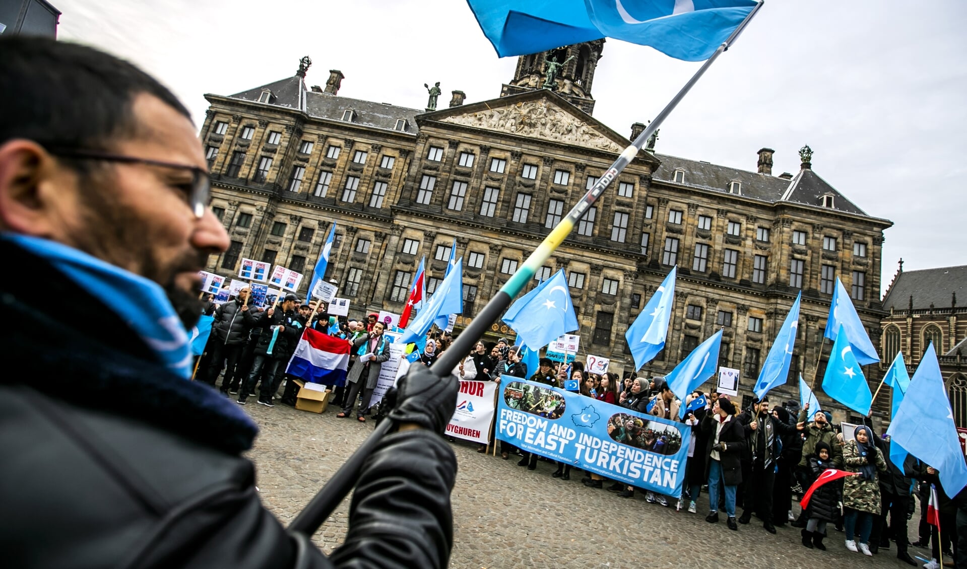 Oeigoeren in Nederland demonstreren op de Dam tegen de onderdrukking van hun volk door de Chinese overheid.