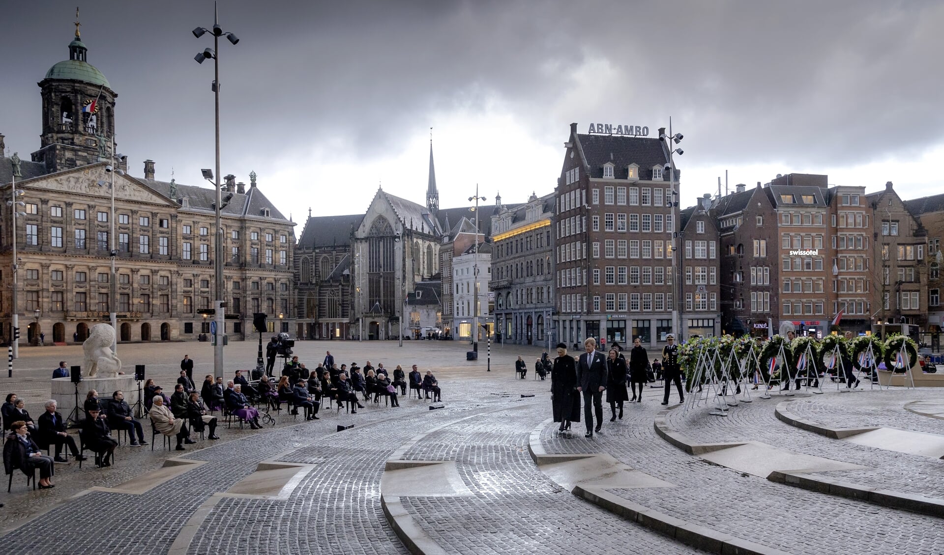 De Dodenherdenking op Dam zit vol religieuze symbooltaal.