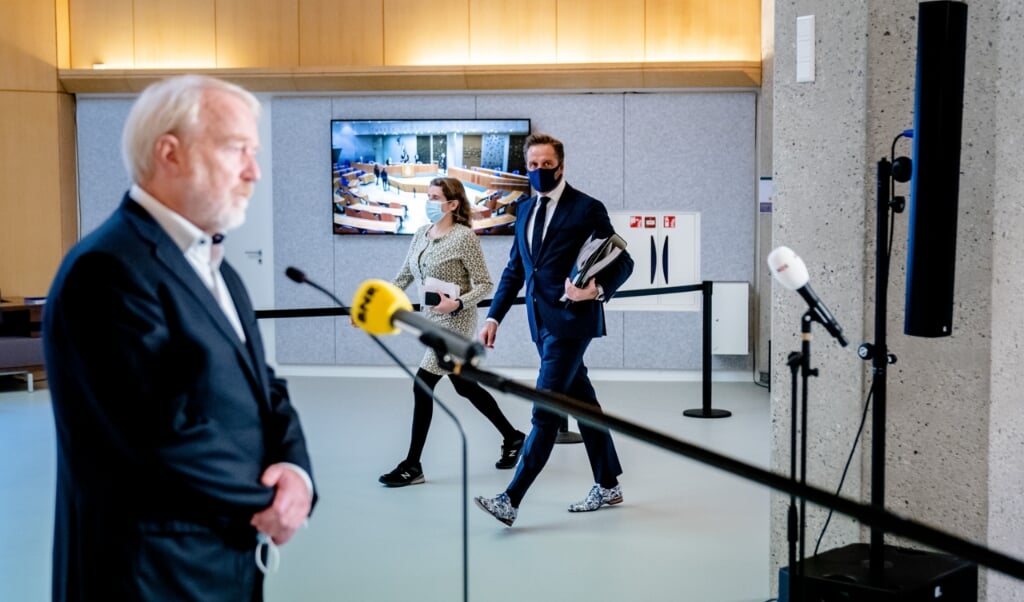 Demissionair minister Hugo de Jonge van Volksgezondheid passeert OMT-voorzitter Jaap van Dissel op weg naar het coronadebat in de Tweede Kamer.   (beeld anp / Bart Maat)