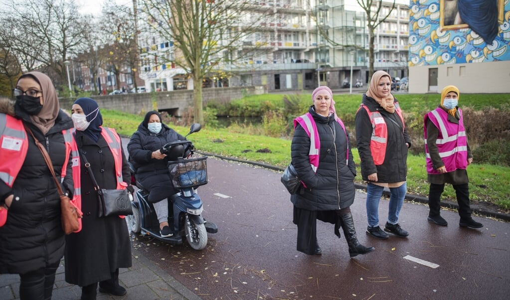 De buurtmoeders van het Amsterdamse stadsdeel Nieuw-West op hun dagelijkse patrouille (beeld Sabine van Wechem)