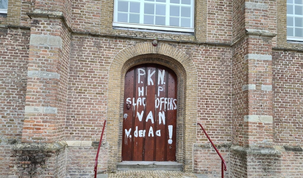 Het kerkgebouw van de Hervormde Kerk in Waspik is beklad met teksten.   (beeld fotopersbureau midden-brabant / Erik Haverhals)