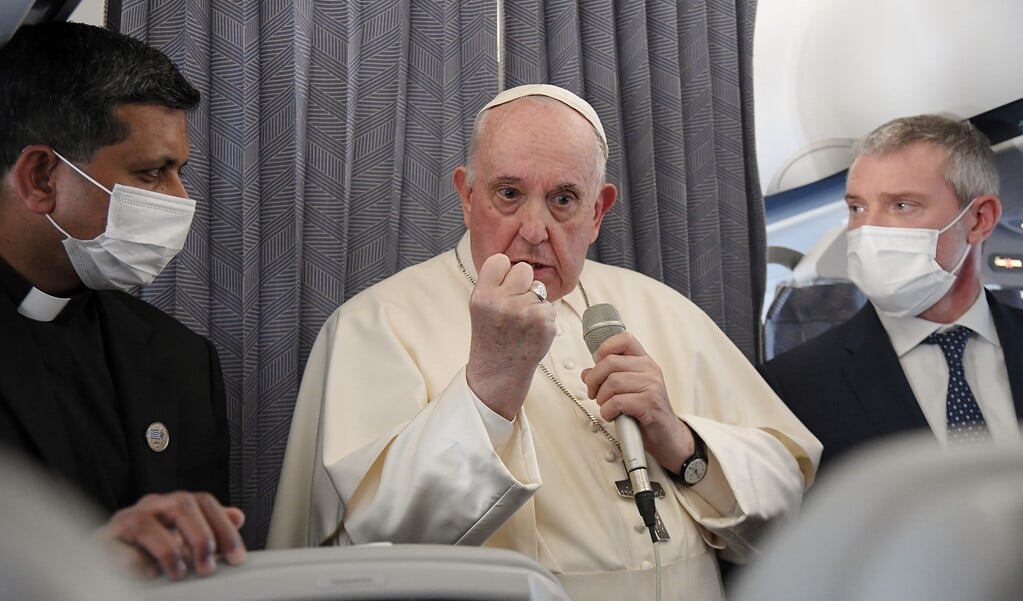 Paus Franciscus tijdens het vliegtuiginterview op de terugreis van Athene naar Rome, na zijn bezoek aan Cyprus en Griekenland (Athene en Lesbos). (beeld afp / Alessandro di meo)