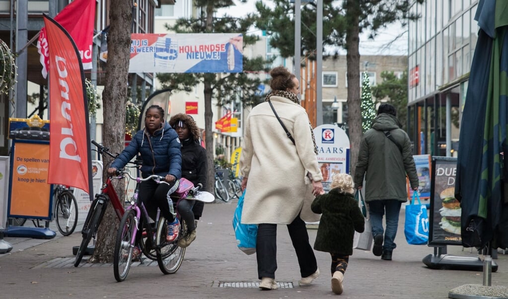 Winkelend publiek in Zeewolde. Nederlanders maken zich meer zorgen over hun financiële toekomst, blijkt uit onderzoek van het Centraal Bureau voor de Statistiek.  (beeld Hans-Lukas Zuurman)