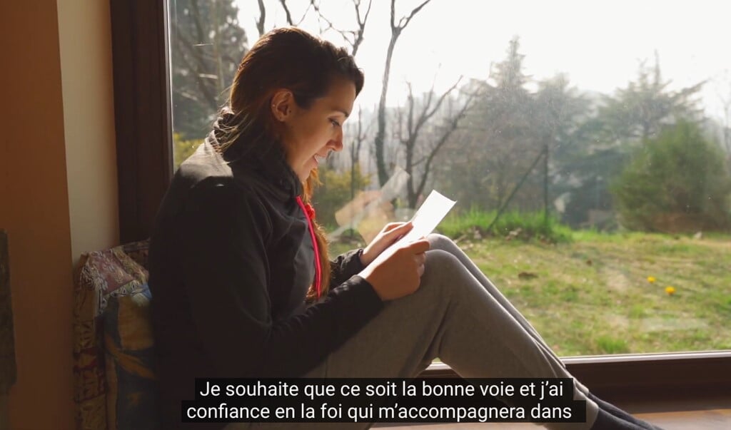 Studente Léa uit Parijs in het filmpje over vertrouwen: 'Ik hoop dat dit de juiste manier is en ik heb er vertrouwen in dat het geloof me zal vergezellen.'  (beeld youtube)