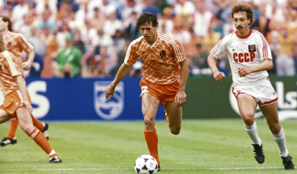 Marco van Basten in actie tijdens de finale van de EK in 1988.  (beeld anp)